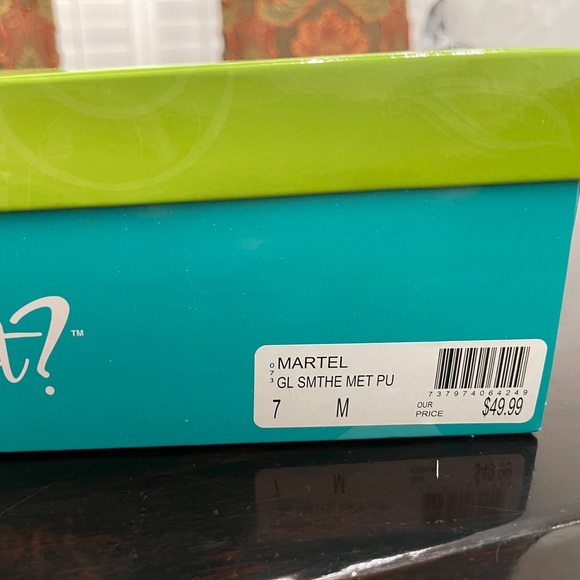 Strappy Gold Sandal with Heel ,Size 7 M, New, Never Worn - Picture 4 of 4